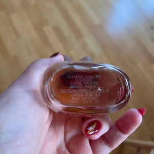 Jean Paul Gaultier classique edt - Säljer min parfym från Jean Paul Gaultier i 100 ml. Som ni ser är ju 1/5 av parfymen använd men fortfarande en stor mängd kvar! (Ca 80 ml). Nypris ca 1000 kronor. 