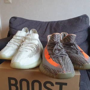 2 par Yeezy skor stl 43 - Båda skorna är i nyskick, be om föer bilder. Pris för ett par 1500 båda för 2300