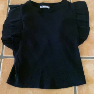 Zara topp - Köptes föra sommaren men inte kommit till användning. Använd max tre gånger!  Pris kan diskuteras vid snabb affär! ❤️