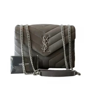 YSL Loulou bag  - Grå handväska från YSL. Säljer pga att den inte kommer till användning längre.  Fler bilder kan skickas! I bra skick