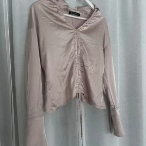 Satin blus - Superfin blus i satin. Mycket bra skick!✨🤍🥂