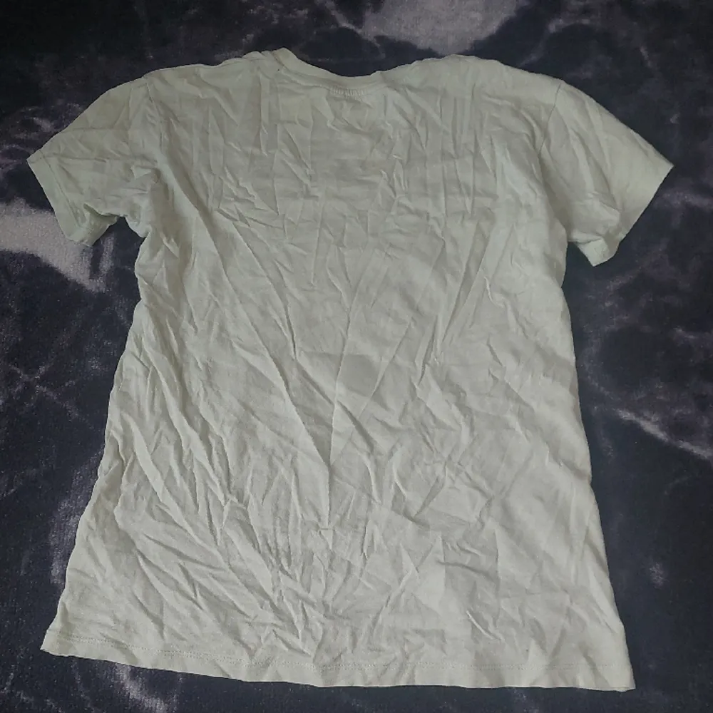Wnkel t-shirt jag inte använder längre, det är tryck på framsidan och den är en ljusgrön färg. (Jag postar inte utan vi får mötas upp) . T-shirts.