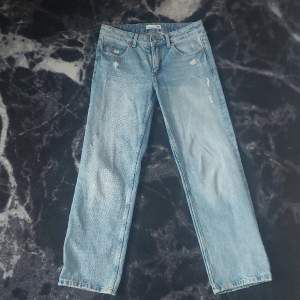 Ett par lågmidjade jeans jag köote utomlands, jag säljer dem då jag inte använder dem så mycket längre. (Jag postar inte utan vi kan mötas upp!) 