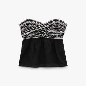 Zara topp  - Så snygg topp från zara, använd ett fåtal gånger, har egna bilder också! 