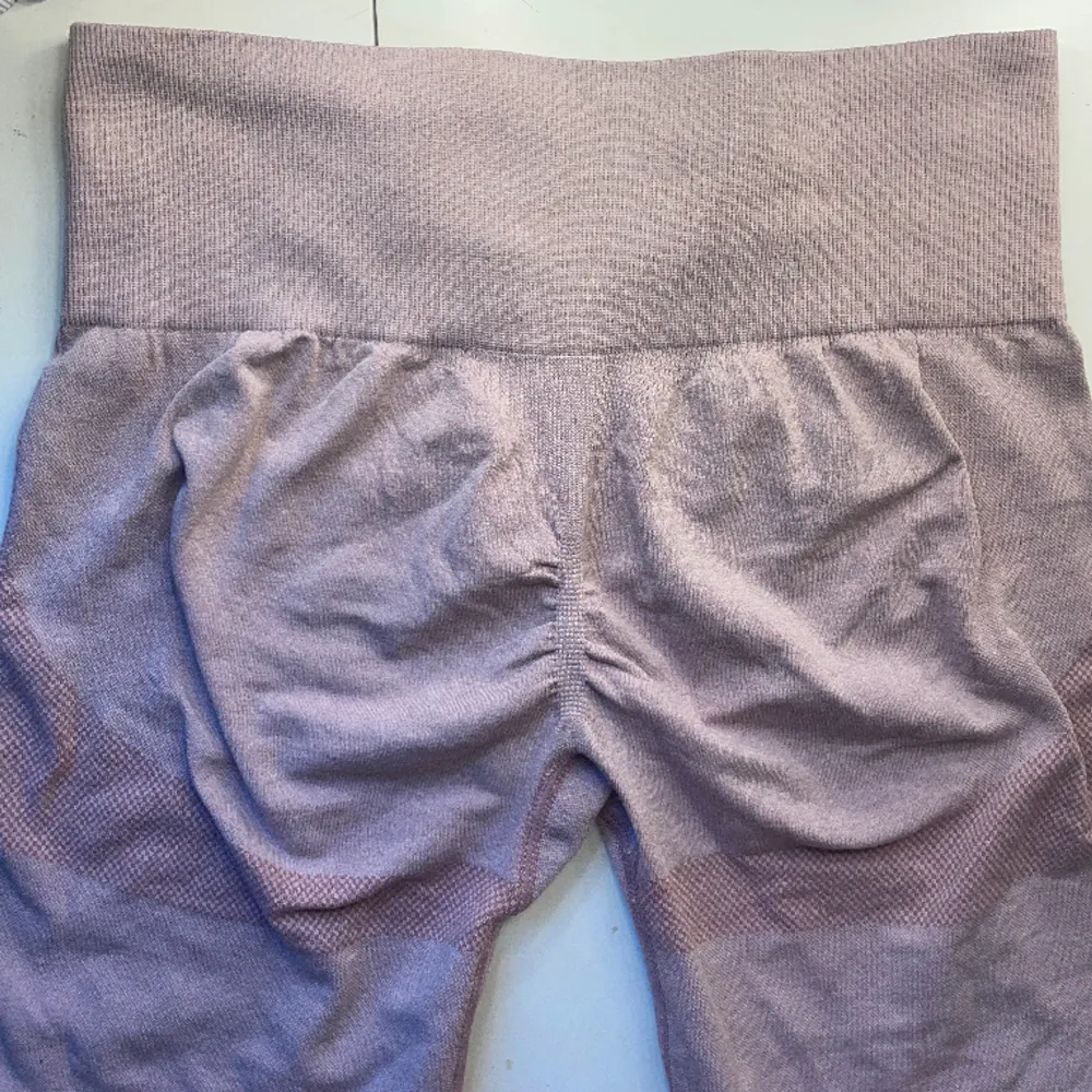 Superfina träningshorts med scrunch! Dessa köpte jag från shein för ett tag sen men använder inte riktigt längre! Kom privat om du vill ha mer bilder 🫶🏻. Shorts.