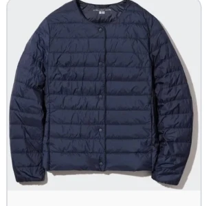 Uniqlo Jacka  - Säljer denna superfina uniqlo jacka i fint skick! Säljer för att den inte kommer till någon användning längre. Som ny kostar jackan 799kr, jag säljer för 499kr. Pris går att diskuteras. Köp via köp nu 💞