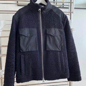 ARKET pilejecka i ullblandning - Ena hörnet av innerfickan har fått en liten skada (se bild) men funkar givetvis fortfarande felfritt att använda sig av. Sparsamt använd.  * 		Wool 58%, Viscose 42% * 		Sleeve lining: Cotton 100% * 		Collar: Cotton 100% 