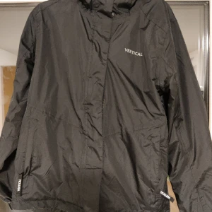 Vindbreaker jacka - Svart windbreaker som ny. Kolla andra annonser för splitternya varor. Mvh Streetlyxkollektionen storlek 40
