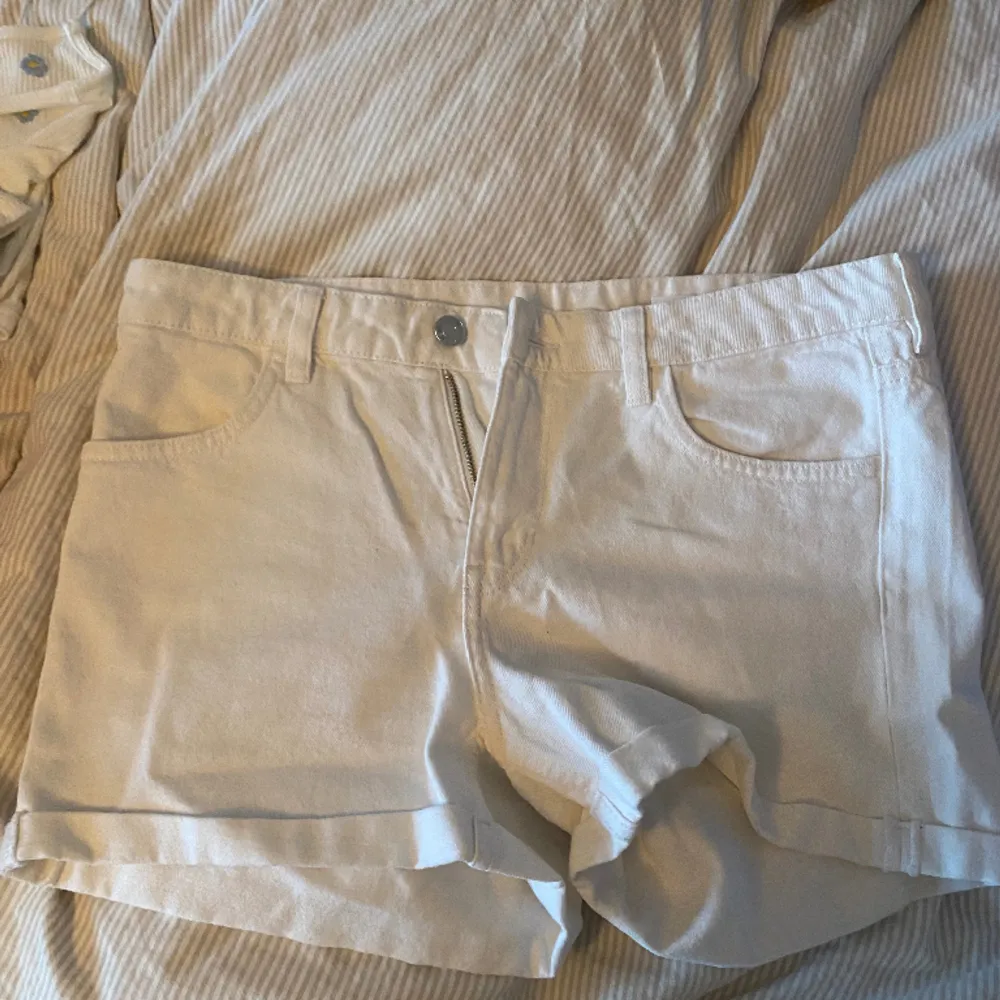 Jättesnygga vita jeans shorts till sommaren. Väldigt bra skick och bekväma. Passar bäst som S och märket är okänt.. Shorts.