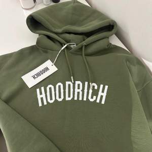 Jätte snygg och skön hoodie från Hoodrich i storlek M.  Helt ny och prislappen sitter kvar. Köpt för 700kr. Äkta! 