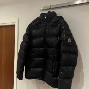 Moncler Maya - Blå Moncler maya i storlek 4, skicket är grymt bra och syns knappt att den är använd! Nypris: 15600