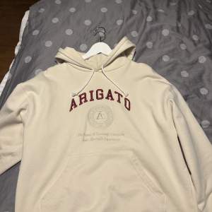 Säljer min arigato hoodie. Använd en gång och är som ny. Skick 10/10  Nypris 2200