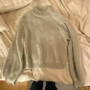 Vit/ljusgrå stickad pullover - Jättefin och skön stickad tröja i en ren färg. Väldigt bekväm att ha på sig och väldigt bra skick. Från Zara i storlek M men in funka som S.