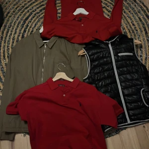 150 kr för allt - två Ralph lauren piker en av dom är långärmad, en väst och en overshirt! Passa på allt är i fint skick! 150kr endast för allt