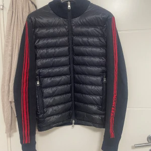 Moncler cardigan - Storlek S med kvitto, inköpt i början av året och är använd fåtals gånger. Inte dom bästa bilderna men den är mörkblå