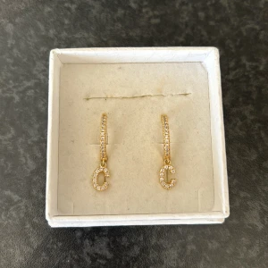 Ioaku örhängen - Bokstavs örhängen i guld från Ioaku. 2st!!  Slut på hemsidan (NYPRIS: 199kr/st)