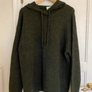 En grön huvtröja/hoodie från märket Second Female i modellen Maville knit hoodie. Jätteskönt material (alpacka, elastan och polyamid) som inte alls är stickigt. Den är bara använd 1 eller 2 gånger och är som ny.