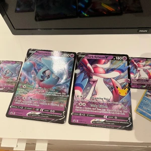 Pokémon  - Säljer mina Pokémon kort pga ligger bara i lådan Pris kan diskuteras vid snabb affär 