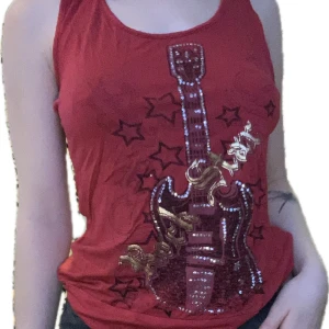 Rockig tröja - En röd tröja från fashion star! Ett rockigt motiv och en allmänt väldigt skön tröja. Har aldrig använt förut och kommer nog inte göra, bättre att den får ett nytt hem! 🌺