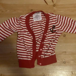 Children’s size  - Röd och vit kofta.