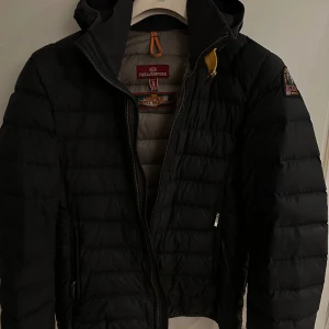 Parajumpers  - Säljer min parajumper last minute. Jackan har ett hål se bild 2, och sen har dragkedjan på samma sida ”hoppat”, priset är satt därefter. Inköpt från Care of Carl.