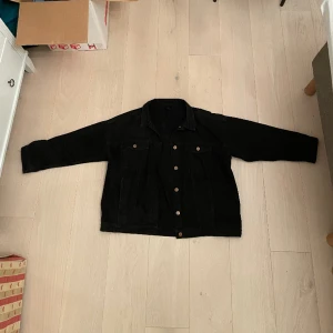 Jeansjacka - Svart jeansjacka i storleken L. Toppskick och sällan använd. Nypris 540kr. Mitt pris: 199kr
