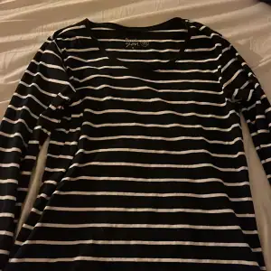 Säljer denna jättefina svart randiga t-shirt i s, därför att den inte kommer till andvändning längre. Andvänd några få gånger.🤍