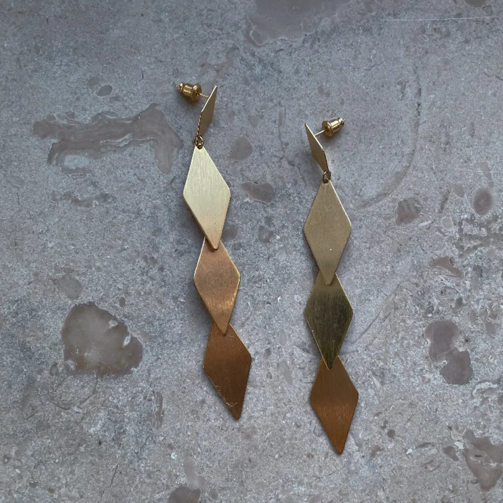 Golden Brass Metal Cut Out Earrings in Geometric form. Accessoarer.