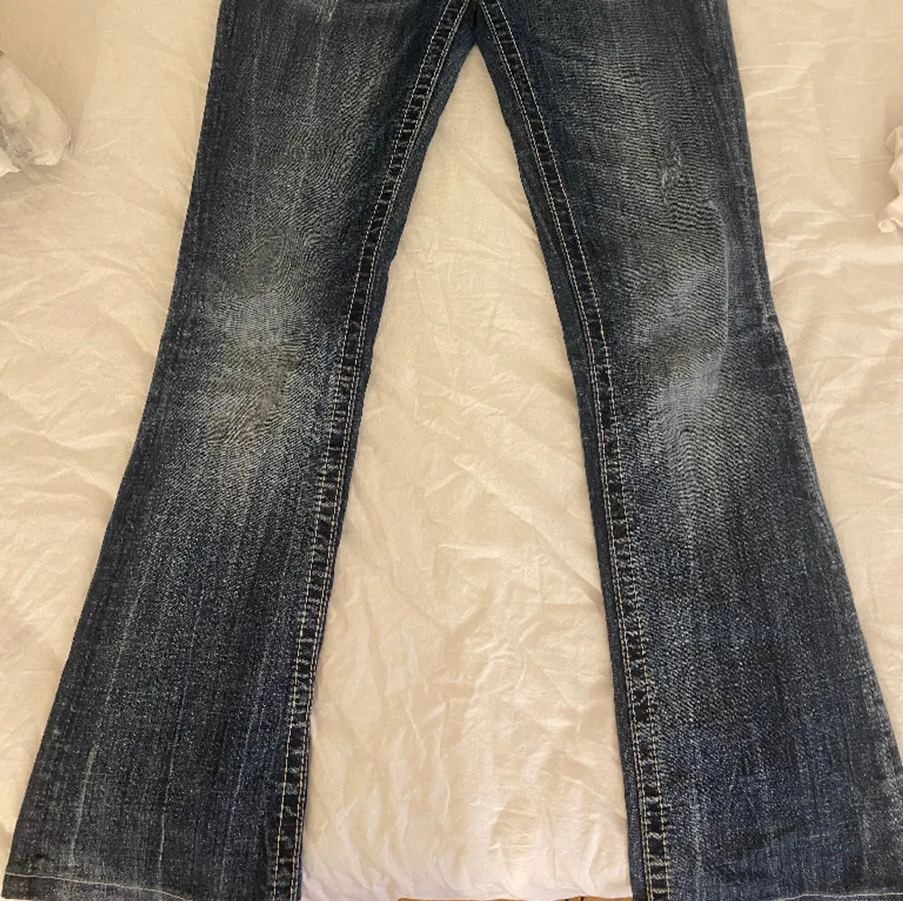 GÅR INTE UNDER 650kr!!!! Lågmudjade bootcut Miss me jeans i strl 26💗 midja: 36+stretch, innerbenslängd: 74💗jätte bra skick utan några defekter. Tryck gärna på köp nu💗. Jeans & Byxor.