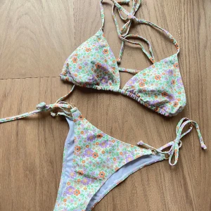 Blommig bikini - Bikini från Shein storlek S. Helt oanvänd då den inte passar mig. Säljes för 90kr🤍