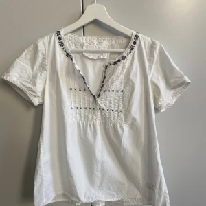 Odd Molly blus  - Jättefin kortärmad blus från Odd Molly🌸 bra skick då jag ändast använt fåtal gånger.❤️