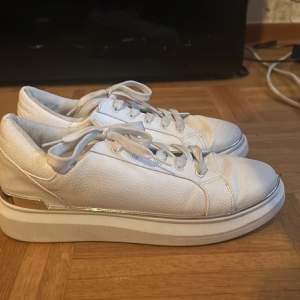 Fina vita skor som passar till allt och knappt är använda 