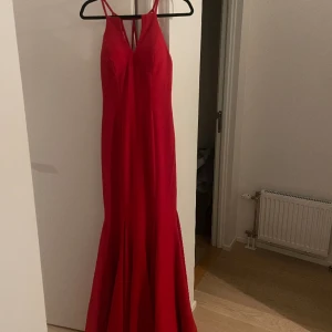 Mermaid gown  - Röd balklänning med rygdetaljer.  Använt den 1 gång.  Frakt ingår inte. 