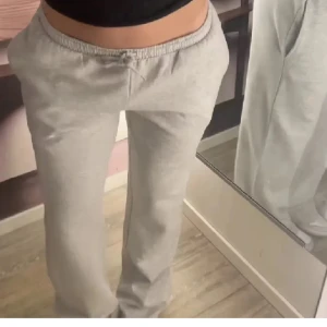 Lågmidjade bikbok mjukisbyxor - Fina och mysiga mjukisbyxor från bikbok, säljer då de inte kommer till användning! I bra skick! Nypris 399kr