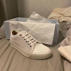 Vita lanvins  - Hej nu säljer jag mina vita lanvin skor pga ej bra storlek. Skorna är som nya och det är bara att skriva vid frågor.      Nypris Ca 4500 | Mitt pris 2600