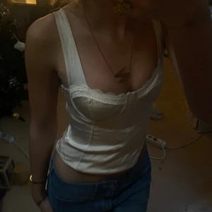 Topp - SUPER snygg, det är en body man kan både aha som topp o body!!