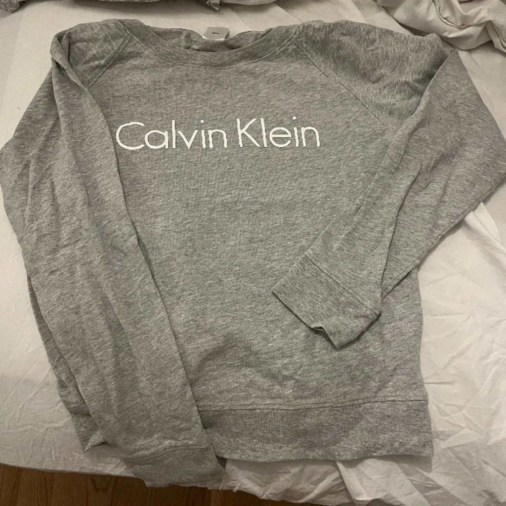 Säljer en Calvin Klein tröja, långärmad i fint skick. Stickat.
