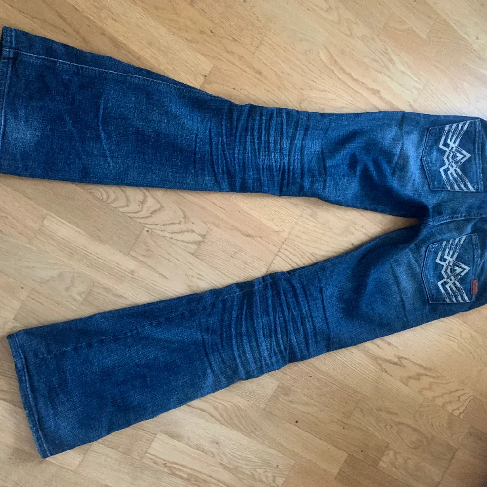 Bootcut jeans med fin unik design!!. Jeans & Byxor.