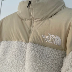 north face dunjacka - säljer min dunjacka från north face. köpte den förra vinern men den kommer inte till användning. super varm och skön och finns inga slitage på den. Det är en unisex jacka och jag har storlek m, skulle passa s men även l. nypris 3900