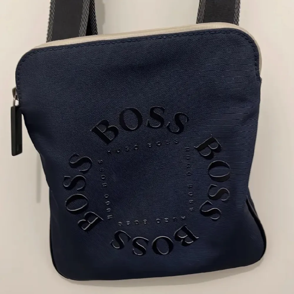 Säljer nu min boss väska som jag har använt den ba några veckor, pris kan diskuteras vid snabb affär 😁. Väskor.