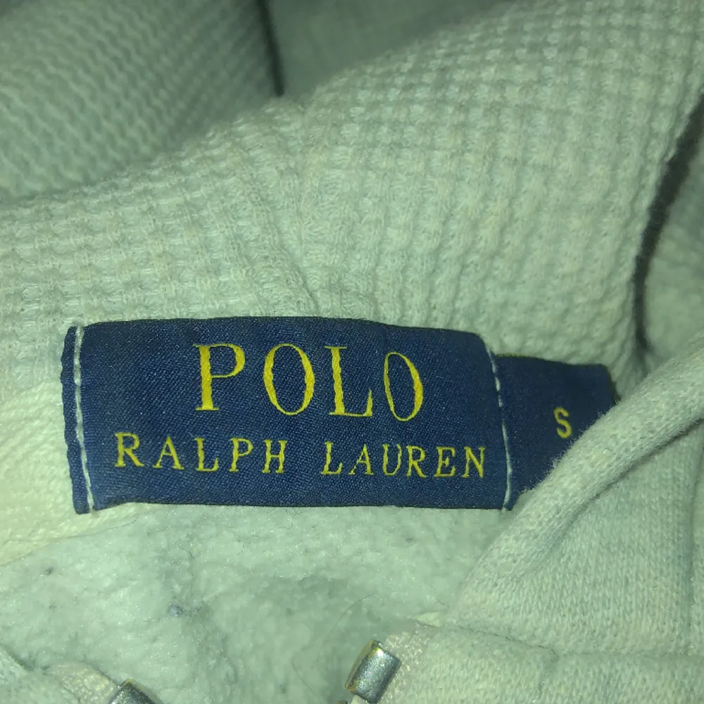 Jag säljer denna gråa polo Ralph lauren zip för 500kr, nypris ligger runt 1800, har inga defekter alls. Hoodies.