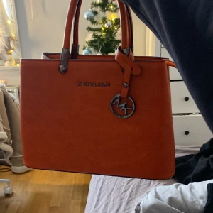 Väska  - En fin röd orange Michael kors väska