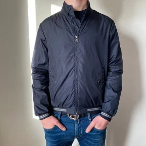 Mörkblå Moncler vindjacka - Mörkblå Moncler vindjacka Storlek: S Nypris ca 7000 kr Mitt pris: 1649 Skick 8/10