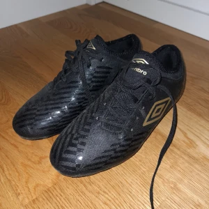 Fotbollsskor från umbro strl 38 - Säljer dessa fotbollsskor från Umbro då min syrra växer fort och behöver nya. Har små repor på undersidan men annars i mycket gott skick.  Hör av er för fler bilder eller vid intresse!