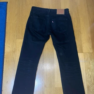 Levis 501 - Säljer ett par levis 501 som är använda max 5 gånger. De är i nyskick. Storlek W30 L32 Skick 10/10 Nypris: 1100kr Mitt pris: 300kr