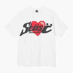 Stussy x cpfm t shirt - Den är i nyskick med taggar kvar för jag köpte den begagnad när den var ny och den har ej kommit till användning. Den är i storlek S och har puffprint. Bara att ställa frågor om man har några🙂