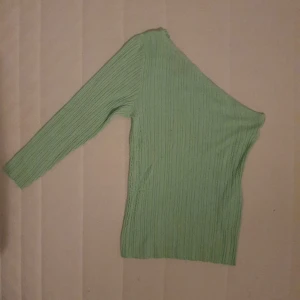 Salviagrön Top - Top med en ärm.
