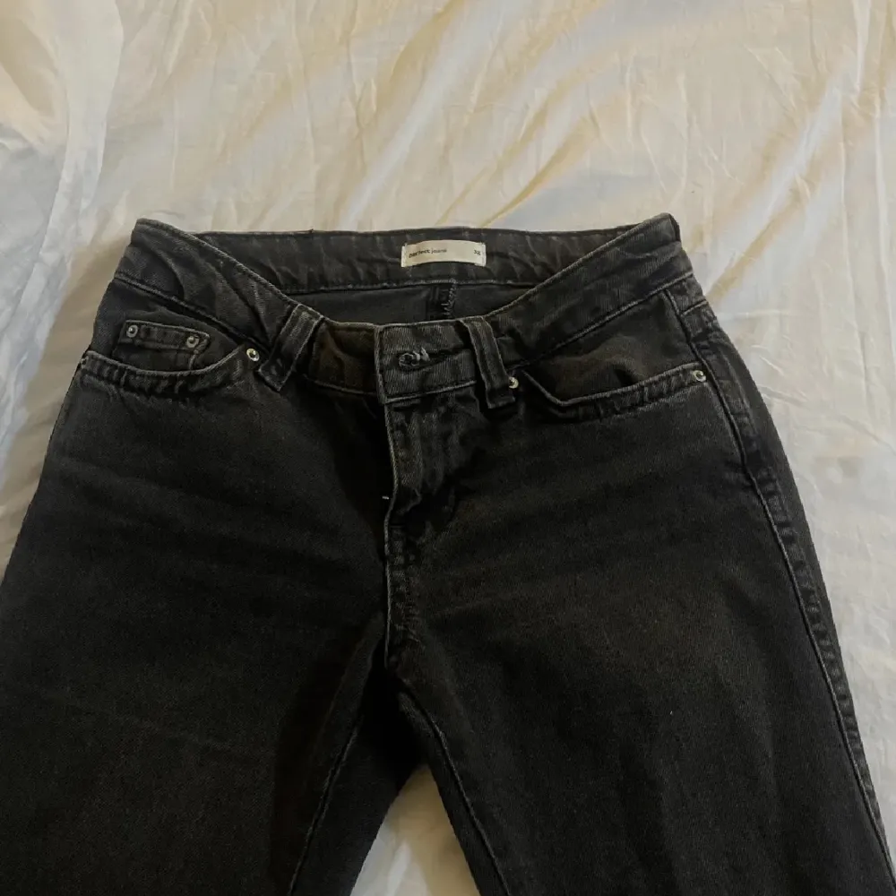 Low waist Jeans från Gina tricot med snygga fickor, inga defekter på användning. (Inte mina bilder men köpte dem av den tjejen på bilden & passade tyvärr inte i dem.❤️. Jeans & Byxor.
