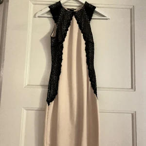 Klänning  - Jättevacker ljusrosa klänning med svart spets. 