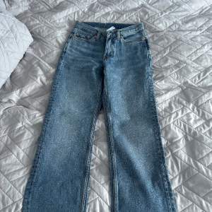 Lågmidjade jeans från weekday i stl 25/30
